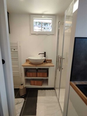 Hair dryer, toilet paper - Vrbo Property (Saint-Jean-de-Fos)