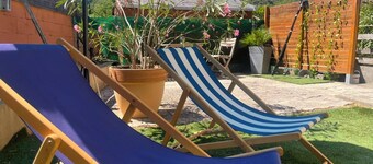 Mezzanine studio, air conditioning, private outdoor area & parking