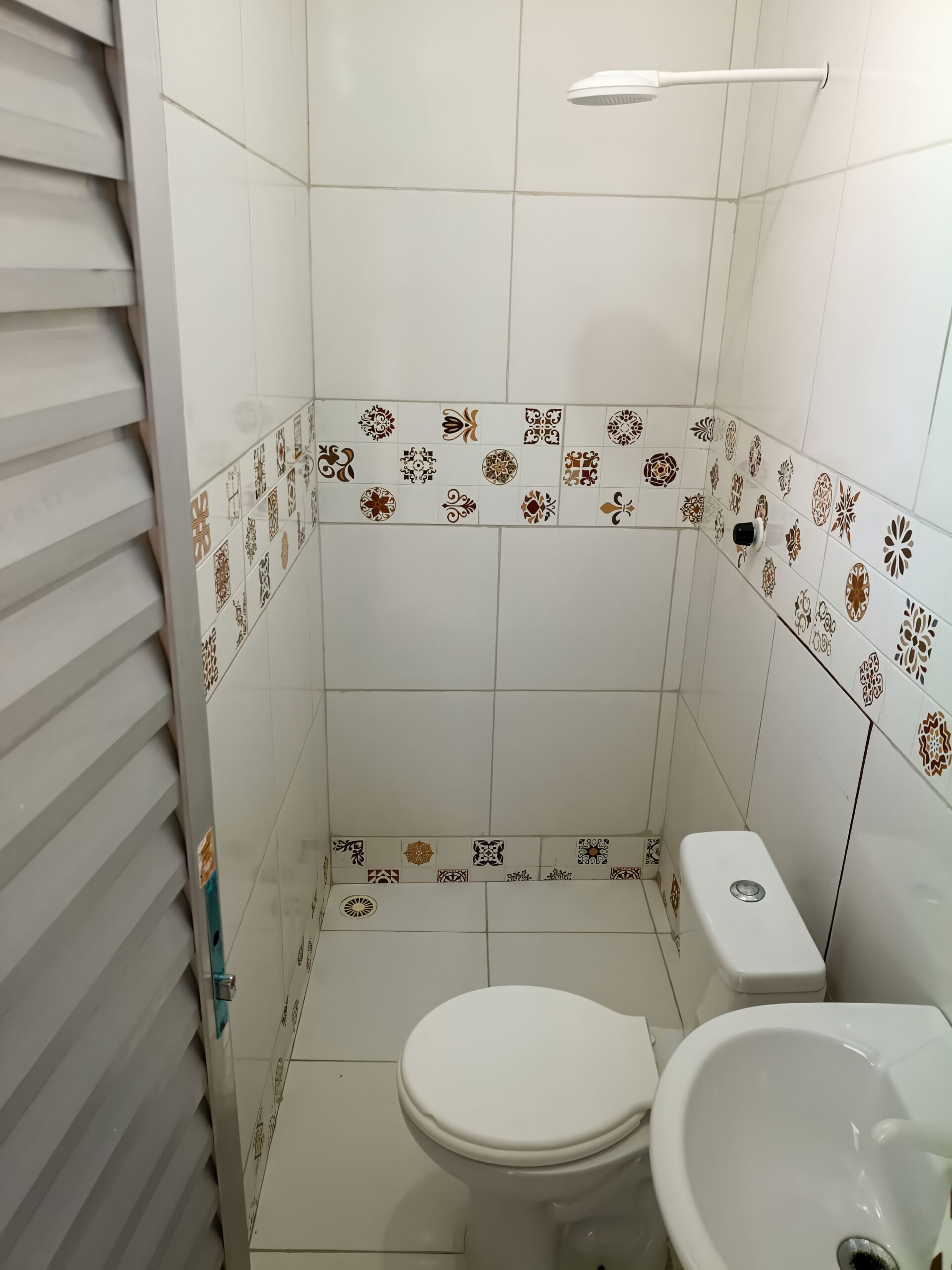 Quarto standard, vista para a piscina | Banheiro | Chuveiro, toalhas de banho, papel higiênico 