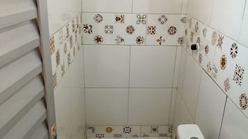 Quarto standard, vista para a piscina | Banheiro | Chuveiro, toalhas de banho, papel higiênico