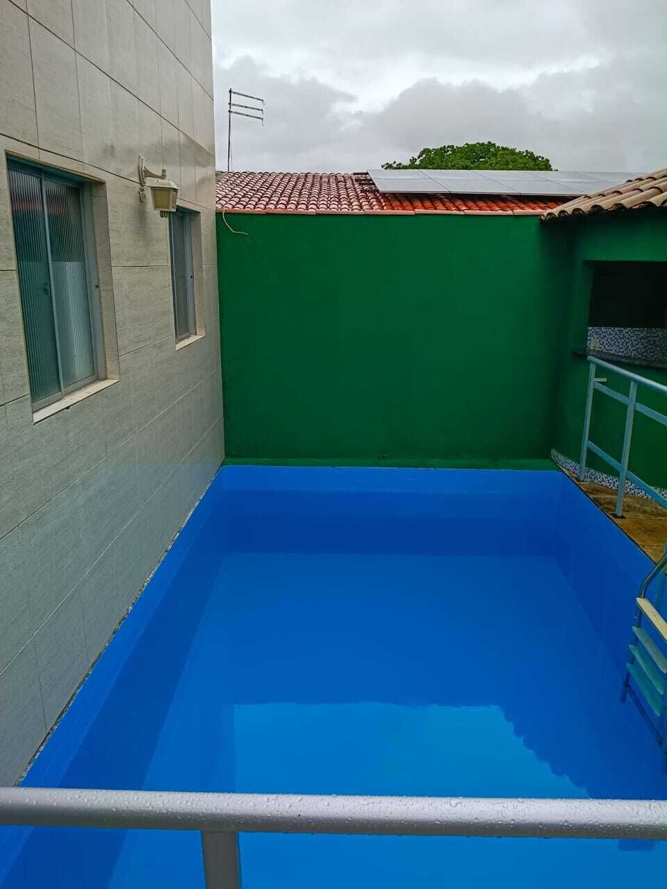 Piscina externa, funciona das 10h às 19h, guarda-sóis