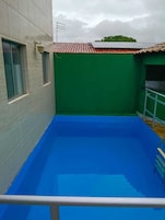 Piscina externa, funciona das 10h às 19h, guarda-sóis