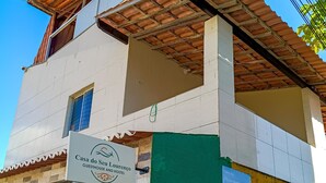 Un edificio de dos pisos con un letrero que indica que es una casa de huéspedes y un albergue.