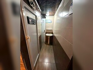 Habitación con 1 cama doble o 2 individuales | Baño