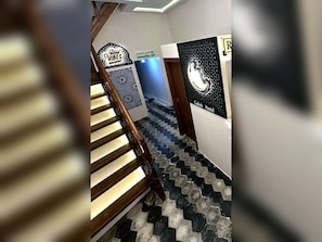 المنشأة من الداخل