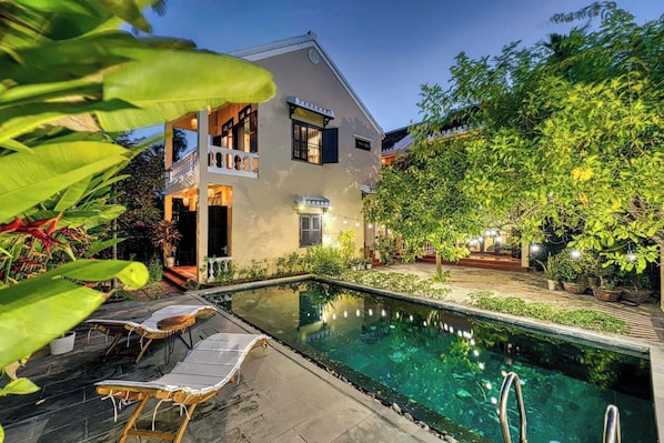 Classic-Villa, Balkon, eingeschränkter Seeblick | Pool | Außenpool