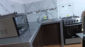 Eine Küche mit Einbau-Mikrowelle, Herd und Spüle.