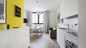 Apartment | Eigene Küche | Wasserkocher mit Kaffee-/Teezubehör, Kühlschrank, Mikrowelle, Ofen
