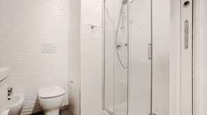 Apartment | Badezimmer | Haartrockner, Handtücher, Shampoo