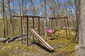 Children’s area - Cozy nature getaway 60 mins from NYC near WestPoint! Family Friendly with Piano! (Garrison)