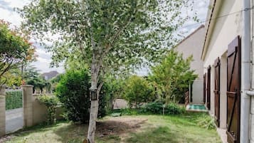 Maison Familiale, vue jardin | Enceinte de l’hébergement
