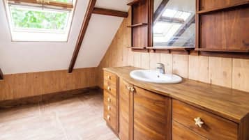 Familie huis, uitzicht op tuin | Badkamer | Een douche, gratis toiletartikelen, handdoeken, zeep