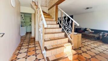 Maison Familiale, vue jardin | Intérieur