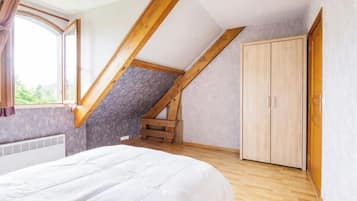 Familie huis, uitzicht op tuin | Verduisterende gordijnen, een strijkplank/strijkijzer, gratis wifi