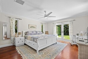 4 Schlafzimmer, Schreibtisch, Bügeleisen/Bügelbrett, Reisekinderbett