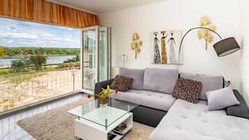 Departamento (Classic One Bedroom Apartment with Te) | Sala de estar | Televisión de pantalla plana de 32 pulgadas con canales vía satélite