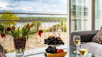 Departamento (Classic One Bedroom Apartment with Te) | Sala de estar | Televisión de pantalla plana de 32 pulgadas con canales vía satélite