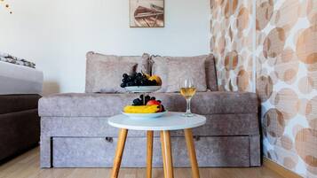 Apartment (One Bedroom Apartment with Terrace) | Wohnzimmer | 32-Zoll-Flachbildfernseher mit Satellitenempfang