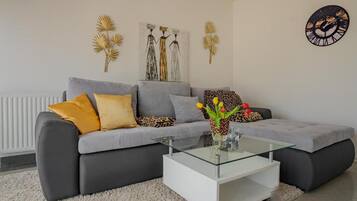 Appartement (Classic One Bedroom Apartment with Te) | Salle de séjour | Téléviseur à écran plat de 32 po avec télévision par satellite