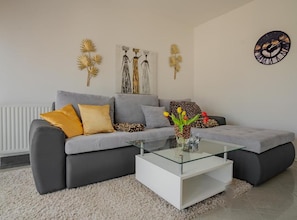 Apartment (Classic One Bedroom Apartment with Te) | Ruang tamu | 32 inci televisyen skrin rata dengan satelit 
