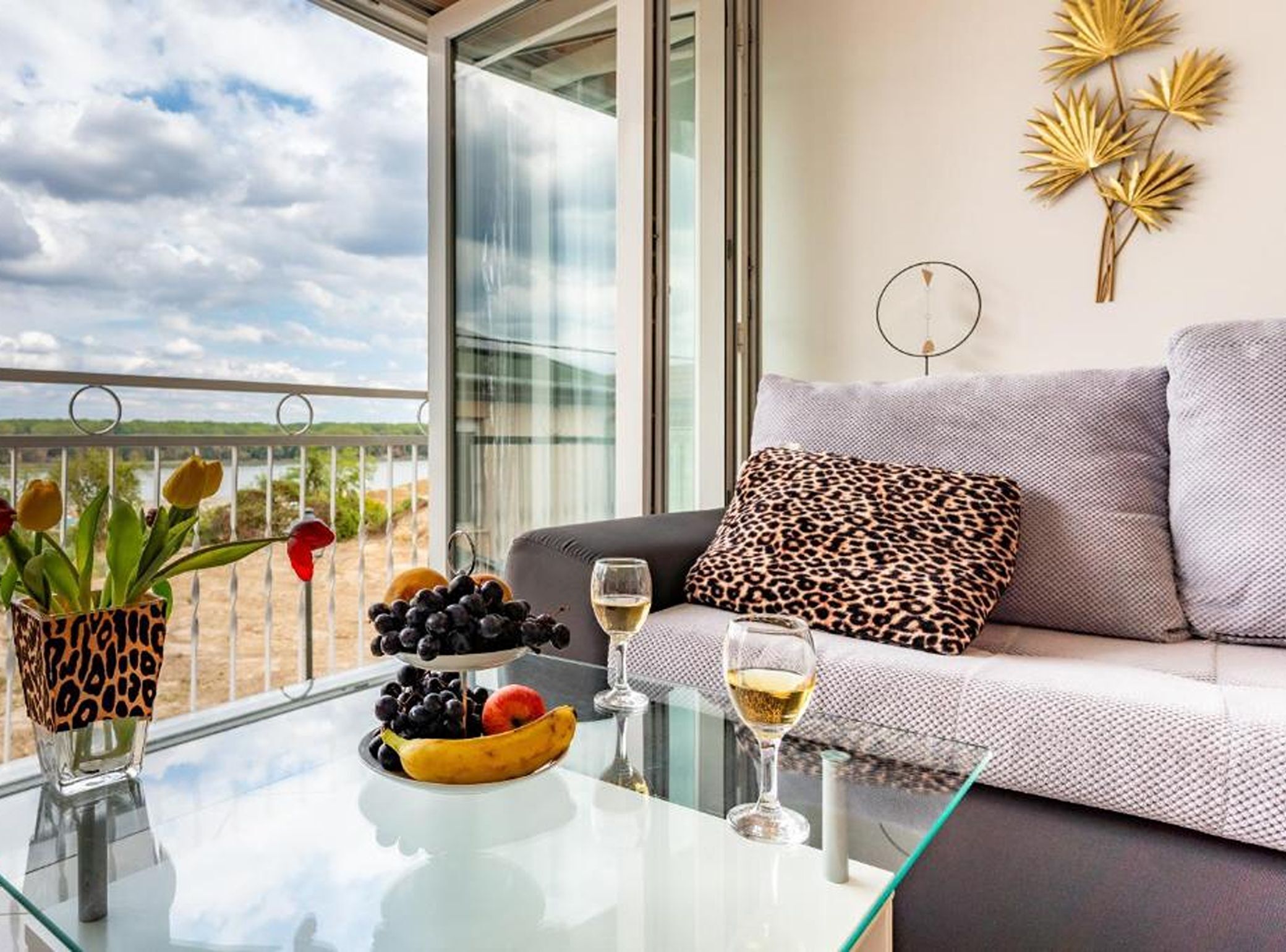 Apartment (Classic One Bedroom Apartment with Te) | Wohnzimmer | 32-Zoll-Flachbildfernseher mit Satellitenempfang