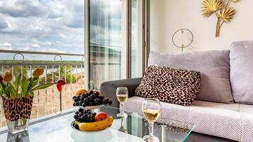 Apartment (Classic One Bedroom Apartment with Te) | Wohnzimmer | 32-Zoll-Flachbildfernseher mit Satellitenempfang