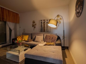 Leilighet (Classic One Bedroom Apartment with Te) | Oppholdsrom | En 32-tommers Flatskjerm-TV med Parabol-TV