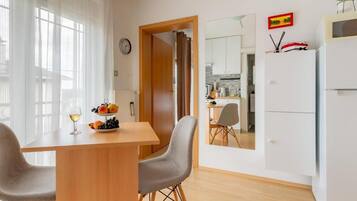 Apartment (One Bedroom Apartment with Terrace) | Dining room