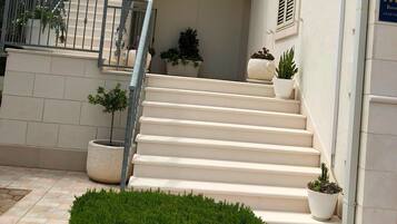 Appartement (Three Bedroom Apartment with Terrace) | Trap