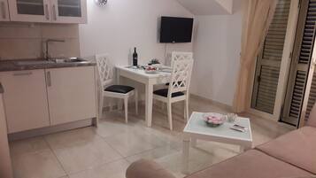 Apartment (Deluxe Two Bedroom Apartment with Ter) | Living room