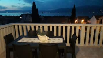 Apartment (Deluxe Two Bedroom Apartment with Ter) | Balcony