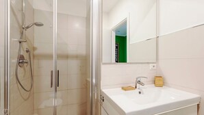 Căn hộ | Phòng tắm | Máy sấy tóc, khăn tắm, dầu gội 