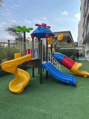 Ein Spielplatz mit Rutschen und Klettergerüsten.