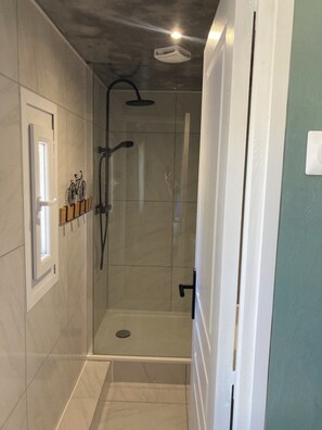 Bathroom - A Getaway Along the Water (Sorel-Moussel)