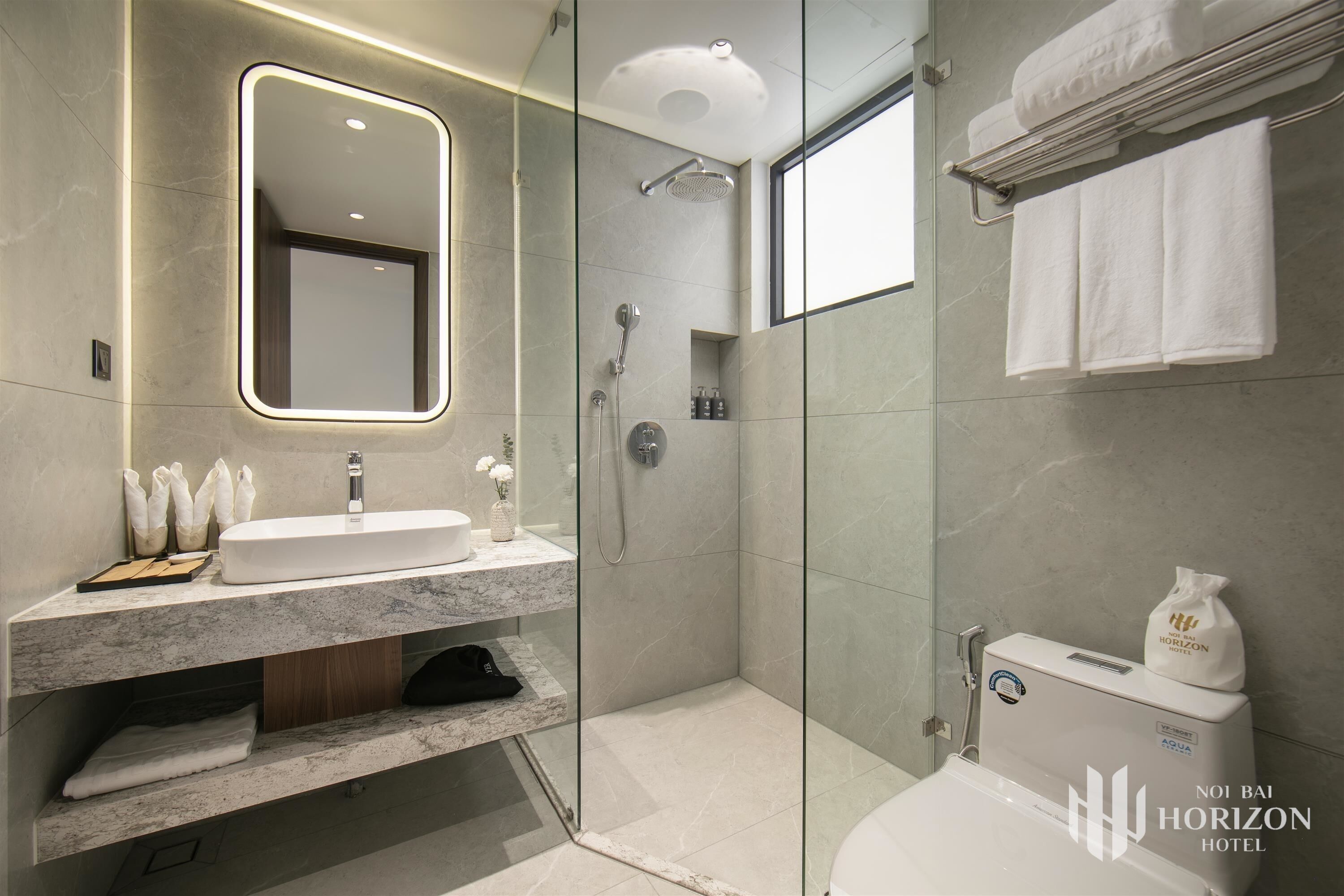 Kamar Triple Keluarga, balkon, pemandangan kota | Kamar mandi | Perlengkapan mandi gratis, pengering rambut, sandal, dan handuk