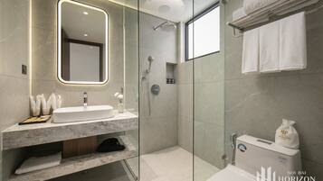 Kamar Triple Keluarga, balkon, pemandangan kota | Kamar mandi | Perlengkapan mandi gratis, pengering rambut, sandal, dan handuk