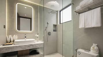 Ein modernes Badezimmer mit einer Duschkabine aus Glas, einem Waschtisch und einem Handtuchhalter.