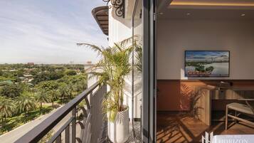 Habitación ejecutiva con 1 cama doble o 2 individuales, balcón, vistas a la ciudad | Interior