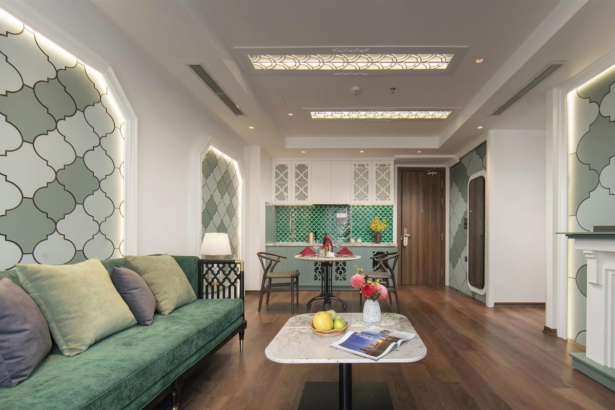Habitación doble Royal, balcón, vista a la montaña | Cocina privada | Frigobar