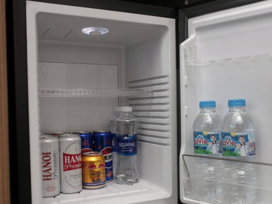 Ein offener Kühlschrank mit Getränken und Dosen.