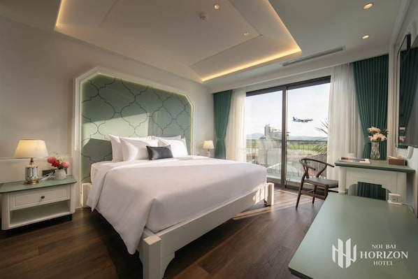 Royal-Doppelzimmer, Balkon, Bergblick | Zimmersafe, Schreibtisch, laptopgeeigneter Arbeitsplatz