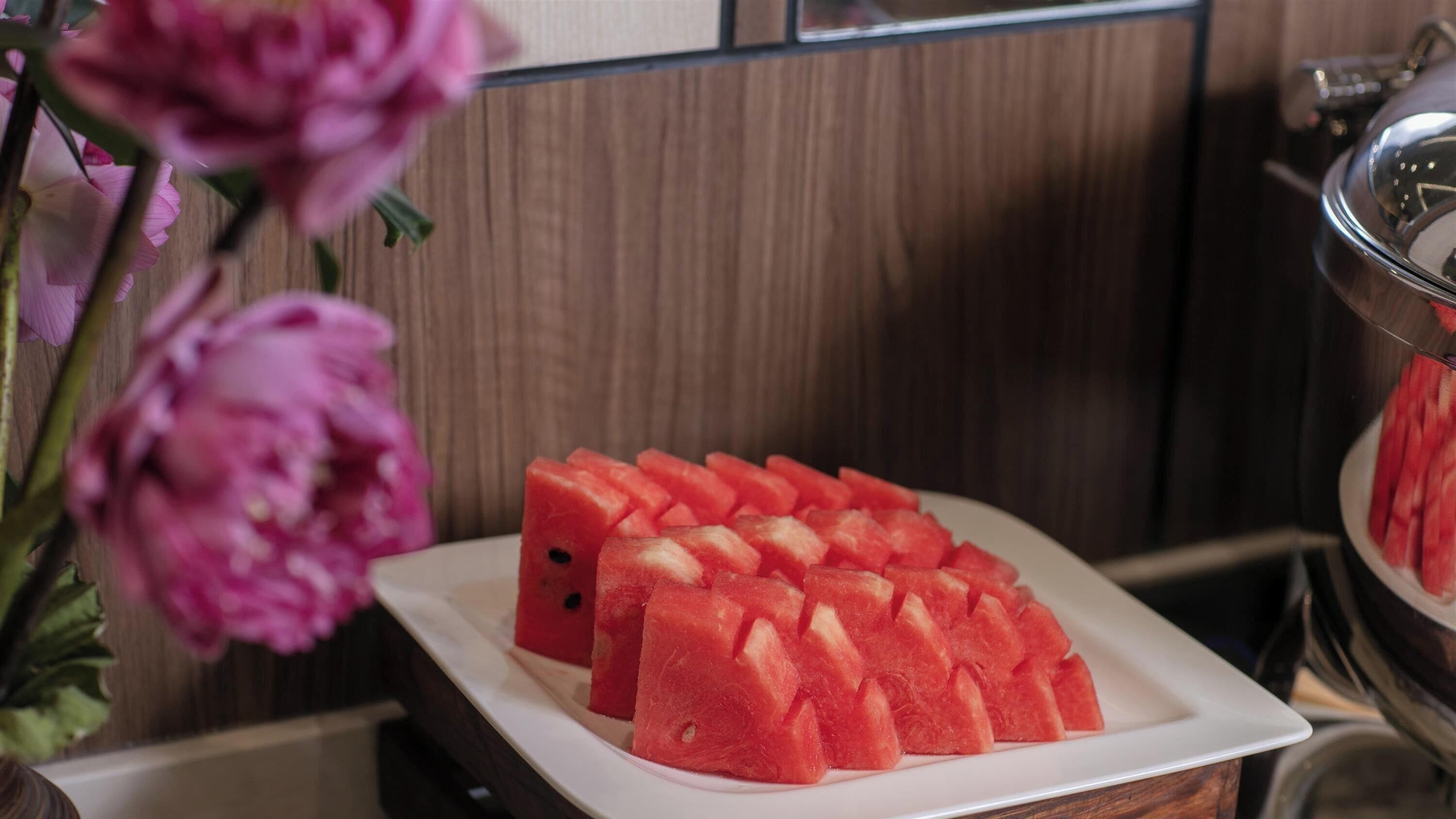 Eine Schale mit Wassermelonenscheiben auf einem weißen Teller.