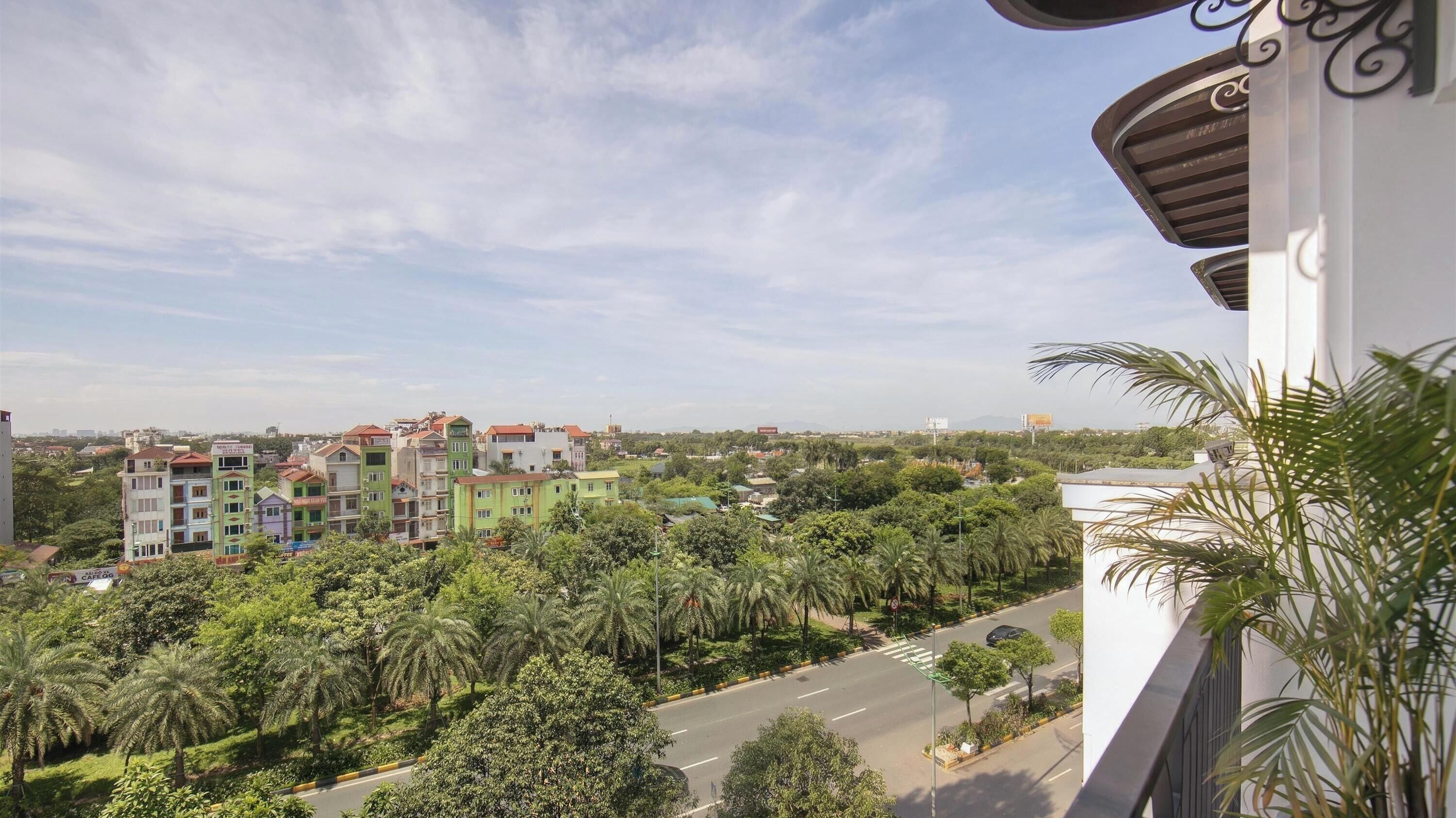 Zona residencial con edificios de varios pisos, una calle y áreas verdes.