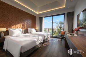 Kamar Double atau Twin Eksekutif, balkon, pemandangan kota | Minibar, brankas, meja kerja, dan ruang kerja ramah laptop