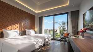 Kamar Double atau Twin Eksekutif, balkon, pemandangan kota | Seprai premium, minibar, brankas, dan meja kerja