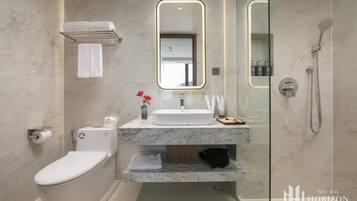 Deluxe Double Room, City View | Bathroom