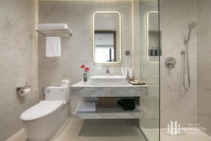 Deluxe-Doppelzimmer, Stadtblick | Badezimmer | Kostenlose Toilettenartikel, Haartrockner, Hausschuhe, Handtücher