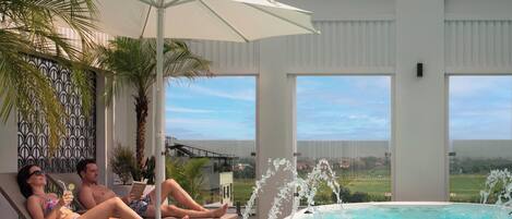 10 piscinas al aire libre, sombrillas, sillones reclinables de piscina