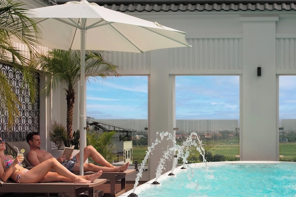 10 outdoor pools, pool umbrellas, sun loungers