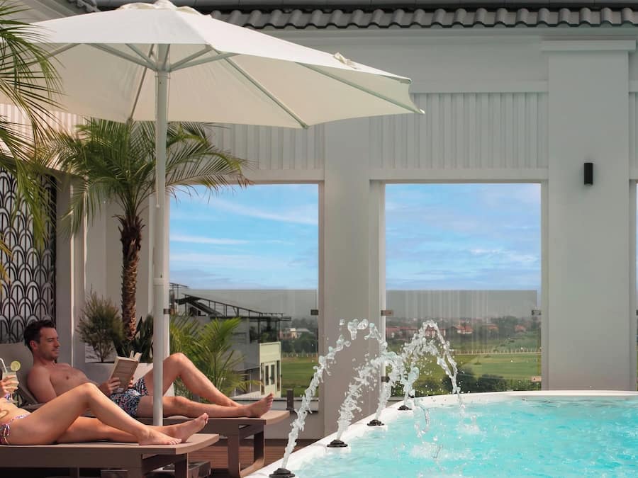 10 piscines extérieures, parasols de plage, chaises longues